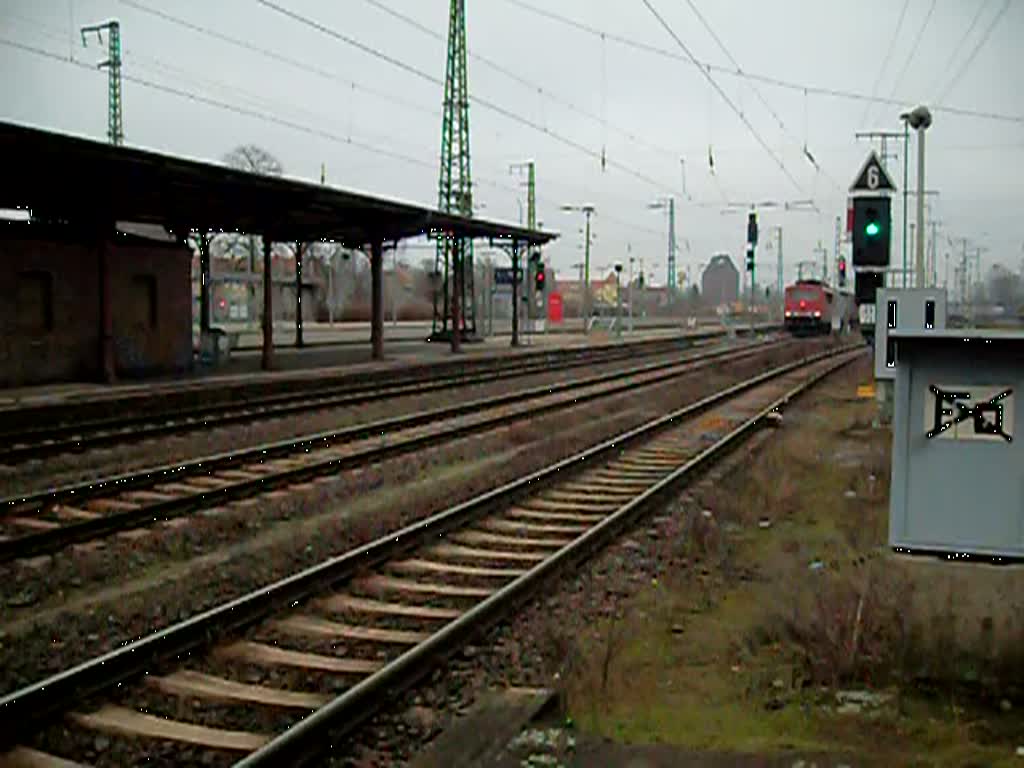 Br,155 mit einem Containerzug aus Richtung Magdeburg
