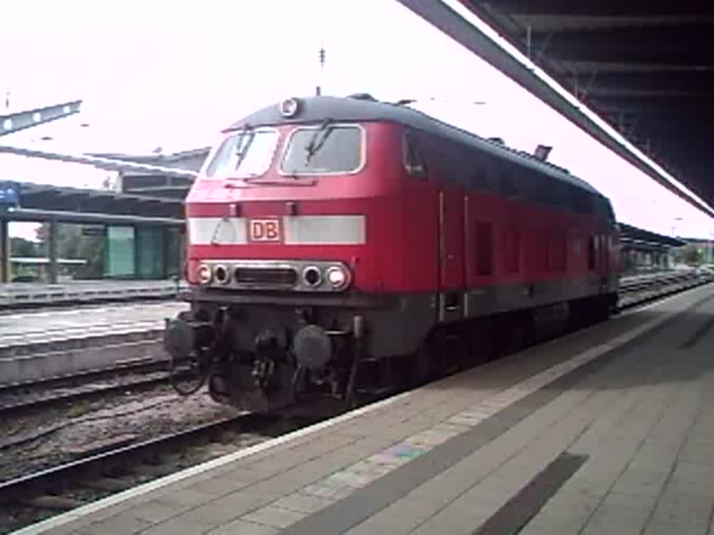 BR218 495-0 als Leerfahrt von Rostock Hbf.nach Lbeck Hbf.bei der Ausfahrt im Rostocker Hbf.(07.09.08)