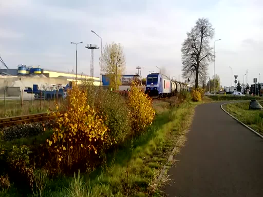 BR285-124 mit Kesselwagen bei Ausfahrt von Miedzyrzecz in Richtung Gorzow Wielkopolski,29.10.2022