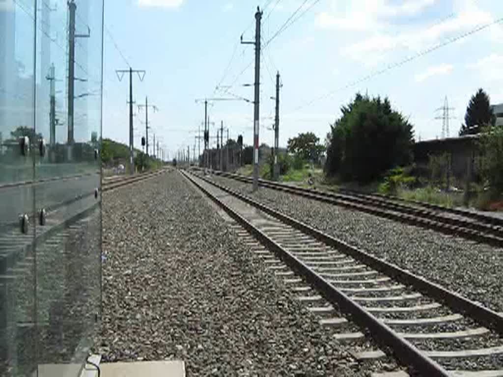 CAT-Verkehr an der Station Wien Zentralfriedhof. Erst 1116 142-9 vom Flughafen nach Wien Mitte zum City Air Terminal und dann der Gegenzug mit 1116 141-1. Aufgenommen am 23.08.2009.