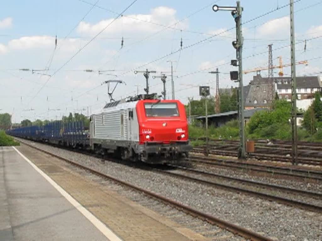 CBRail E37 520 (Prima EL 4200 B) mit gewalzten Stahlerzeugnissen am 11. Mai 2011 auf dem Weg nach Süden bei der Fahrt durch Düsseldorf-Rath. 