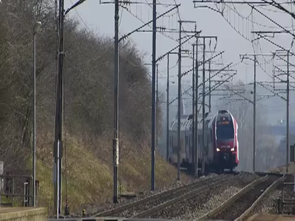 CFL 2306 aus Richtung Wasserbillig durchfährt die Haltestelle Betzdorf auf ihrer Fahrt nach Luxemburg.  18.03.2015