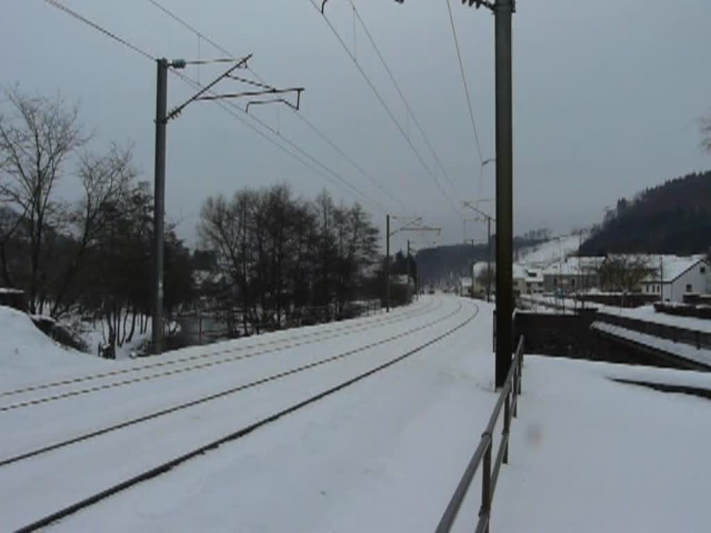 CFL Lok 3020 mit IR von Luxemburg in Richtung Lttich unterwegs. Aufgenommen am 26.12.2010 in Enscherange.