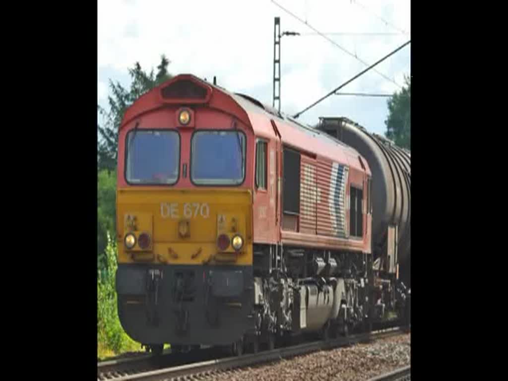 Class 66 DE 670 der HGK schleppt ihren Kesselwagenzug in Richtung Norden. Aufgenommen am 06.07.2010 in Radbruch.