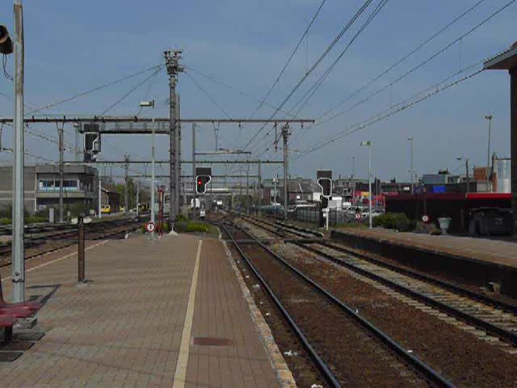 Cobralok 2822 durchfhrt mit einem Gterzug den Bahnhof von Aarschot. 24.04.2010 