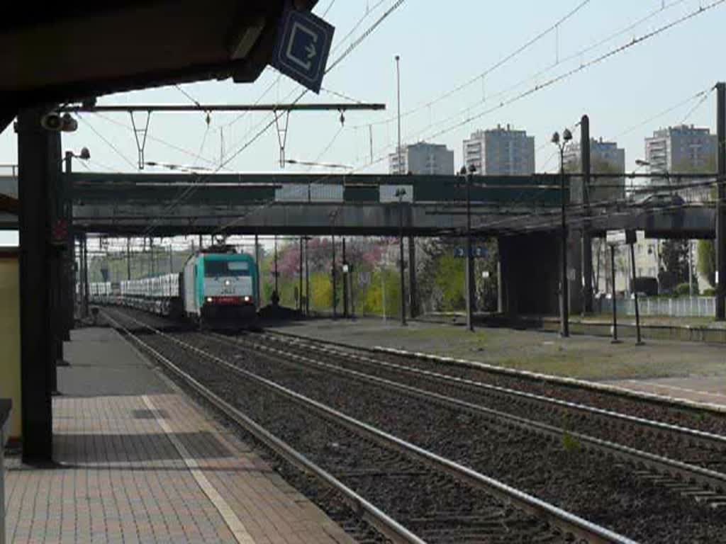 Cobralok 2827 zieht einen mit Betongussteilen beladenen Gterzug ber die Gterstrecke in Richtung Hafen an der Haltestelle Antwerpen Noorderdokken vorbei.  24.04.10