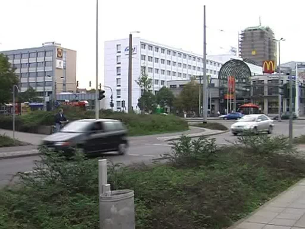 Cottbuser Straenbahn der Linie 4 Sachsendorf-Neuschmellwitz an der Kreuzung Thiemstr./Bahnhofstr./Vetschauer Str./ Stadtring nhe Hauptbahnhof.