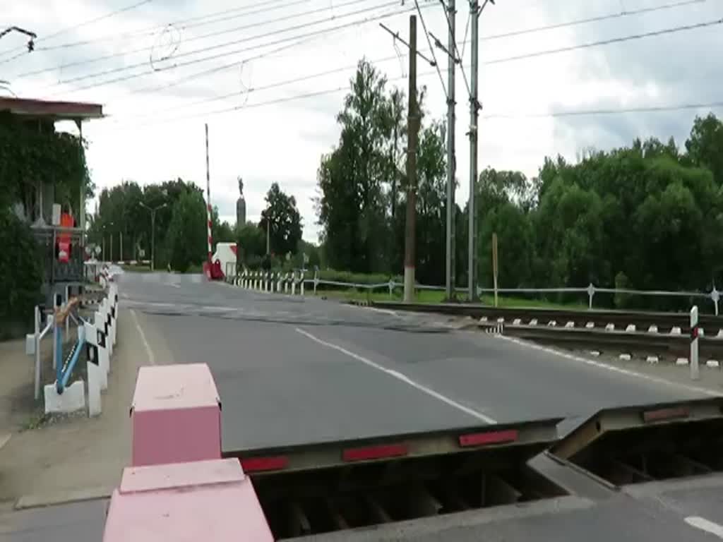 D-Zug an einem Bahnübergang in Kolpino, nähe Sankt Petersburg, 15.7.17