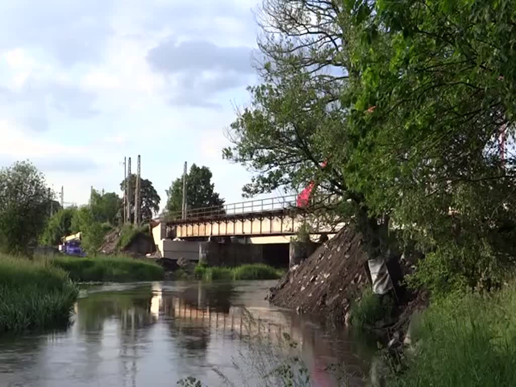 Da bei Tršnice die Brücke über die Ohre ausgetauscht wird fehlt dort die Oberleitung. Die Züge werden von Cheb bis Kynšperk n.Ohří und zurück mit 714 oder 742 geschoben. Hier der R 606 Salubia vorn mit 362 079-6 und Schublok 742 264-5 am 10.06.16 bei Tršnice. Die letzte Möglichkeit mit der alten Brücke!