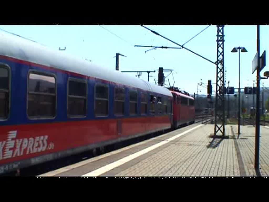 Da kracht und knallt es ganz schön! 110 352-2 verlässt mit ihrem Sonderzug nach kurzem Halt den Bahnhof Saalfeld (Saale) auf der Fahrt von Waren (Müritz) nach Kufstein. (25.04.2010)