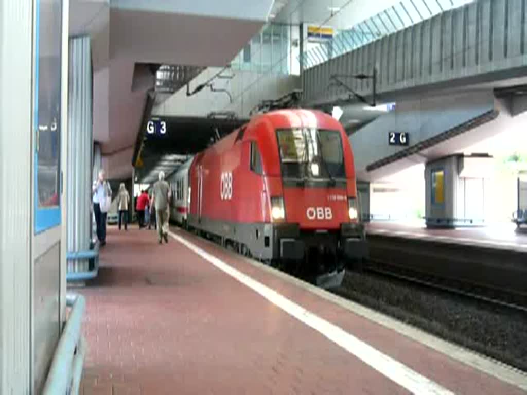 Da verlsst die musikalische 1116 086-8 den Bahnhof Kassel-Wilhelmshhe auf Gleis 3, um ihren IC 2082  Knigssee  nach Hamburg-Altona zu ziehen. (25.07.2009)