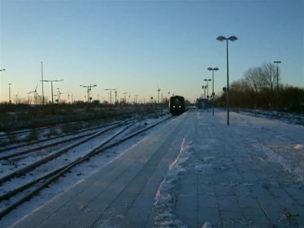 Dnische  Gumminase (5088)als EC 31 von Hamburg Hbf Richtung Koebenhavn bei der Einfahrt im Fhrbahnhof Puttgarden.(02.01.11)
