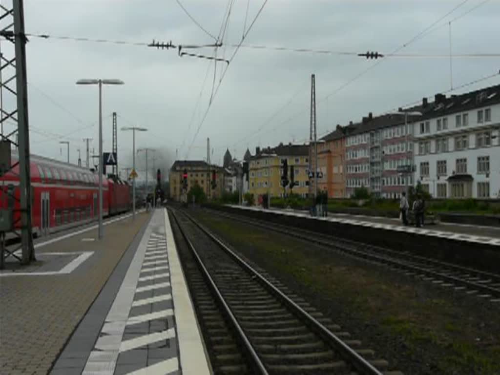 Dampflok 41 360 des Vereins Dampfloktradition Oberhausen fhrt am spten Nachmittag des 25.06.2011 in den Bahnhof Koblenz ein, um nach kurzem Halt die Fahrt in Richtung Oberhausen fortzusetzen.