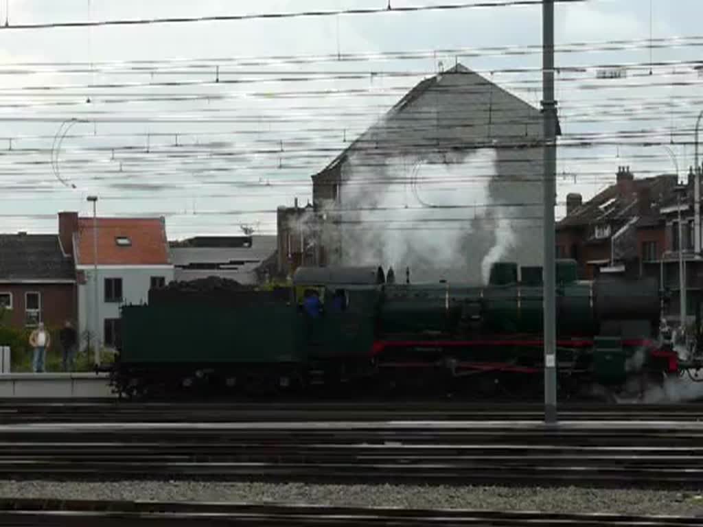 Dampflok 64.169 mit Tender voraus hat wenig Mhe, den Sonderzug aus dem Bahnhof von Leuven zu ziehen und diesen nach Schaerbeeck zu befrdern. 08.05.2010 
