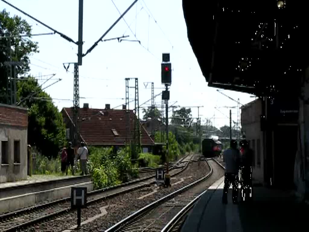 Dampflok BR 91 134 -DR- rangiert  ihren  Sonderzug im Bahnhof Ludwigslust 01.08.2009