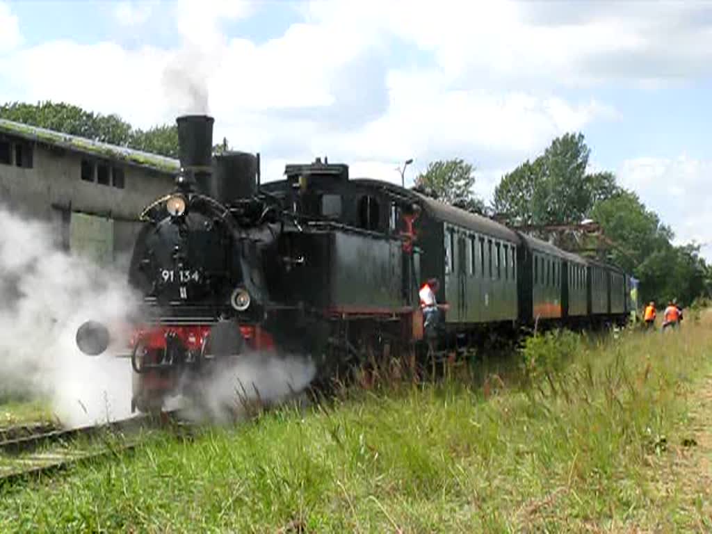 Dampflok BR 91 134 -DR- drckt Sonderzug der MEF zurck,um ihn fr die Rckfahrt nach Schwerin bereit zu stellen, Rehna Bf 26.07.2009