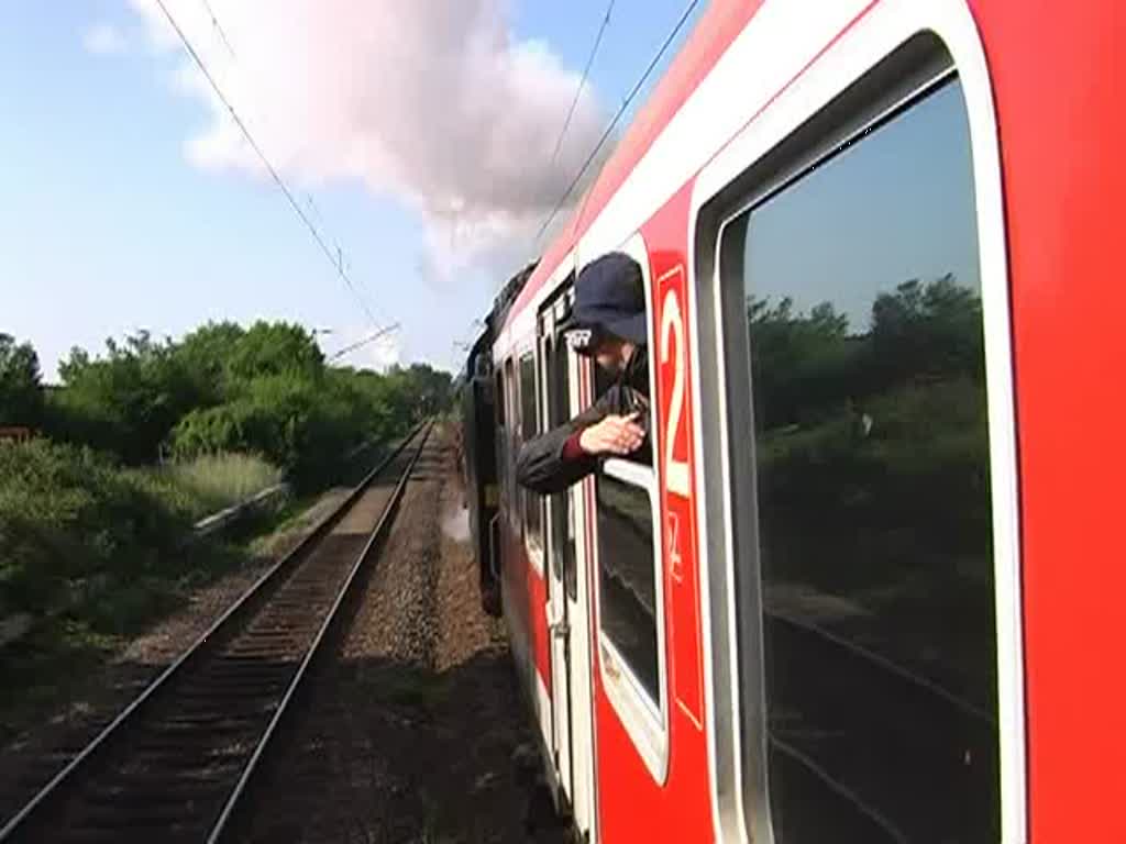 Dampfsonderfahrt Berlin-Neuenmarkt Wirsberg mit 03 1010. Viel gedrnge an den wenigen Fenster im 1. Wagen, deshalb auch viele starke Wackler drin. Hier geht es vorallem um den Sound. Auerdem meine ersten Aufnahmen mit meiner erst 2 Tage alten Kamera. Hatte vorher noch nie eine. (Pfingsten 2006)