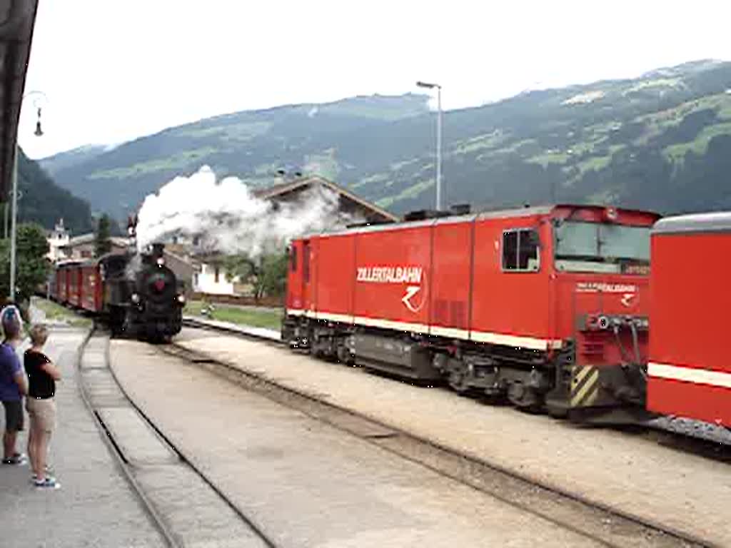 Dampfzug bei der Einfahrt in den Bahnhof Zell am Ziller