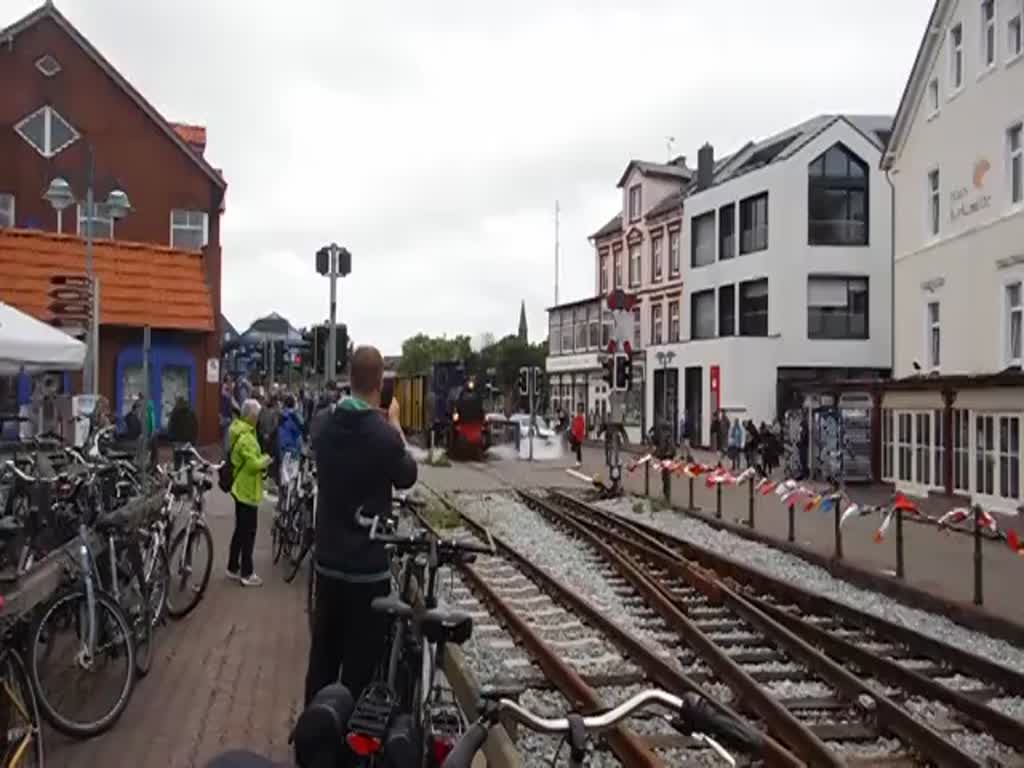 Dampfzug mit Lok  Borkum  verlässt den Bahnhof Borkum in Richtung Fähranleger 1.7.2016