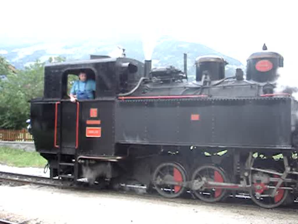 Dampfzug und Regionalzug im Bahnhof Zell am Ziller