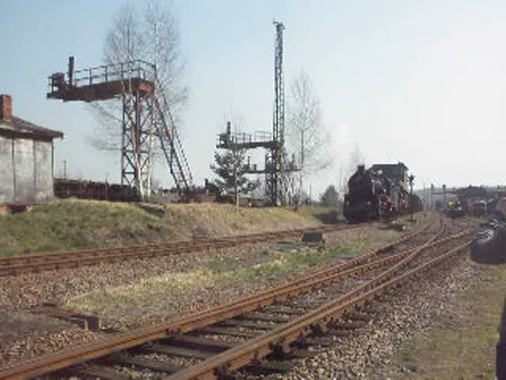 Das Anfahren der 58 311 und 58 261 mit einem Gterzug zum Saisonauftakt im SEM-Chemnitz am 04.04.09