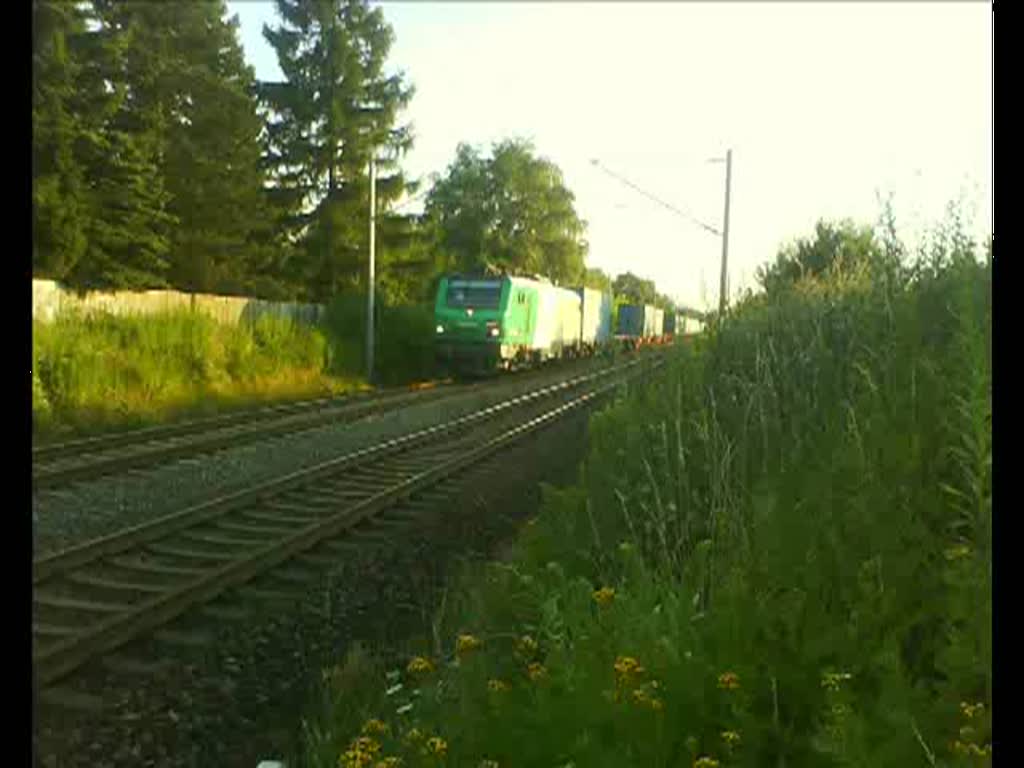 Das  FRETchen  437023 zog am 19.7.10 den tglichen Containerzug in Richtung Leipzig-Leutzsch. Bahnbergang Miltitz.