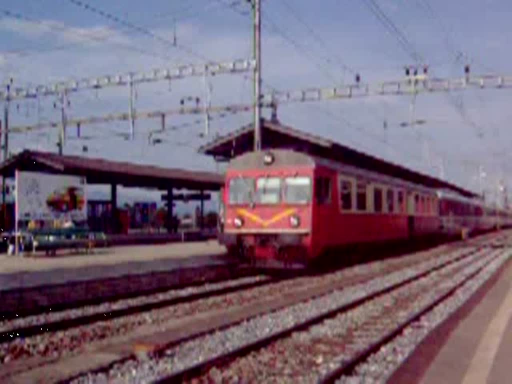 Das  Wlkli  (Re 4/4 IV 446 015-0) schiebt den Voralpen-Express aus Pfffikon SZ.Im Sommer 2005.