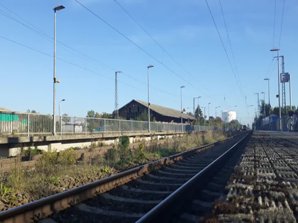 DB 111 100 mit Lr durch den Bf Anklam am 09.10.2021