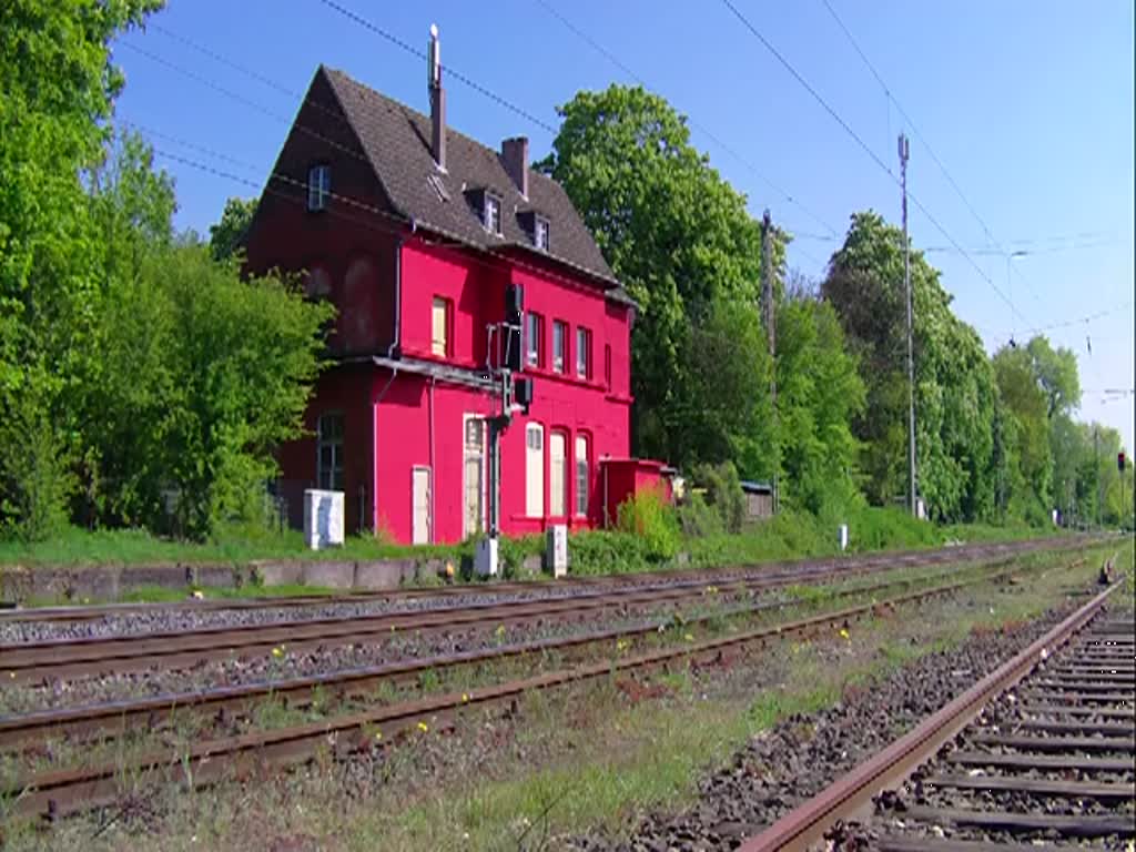 DB 185 399  Eine starke Partnerschaft mit Zukunft  fhrt am 19.4.11 mit einem gemischten Gterzug durch Ratingen-Lintorf.