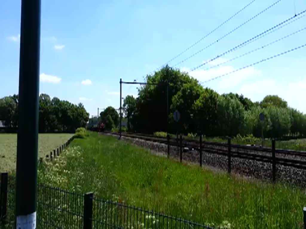 DB Lok 6516 (ehemalig N.S.)kommt mit eine Reihe Railpro Wagen vorbei auf die Strecke Amersfoort richtung Amsterdam bei Soest. 17-05-2014
