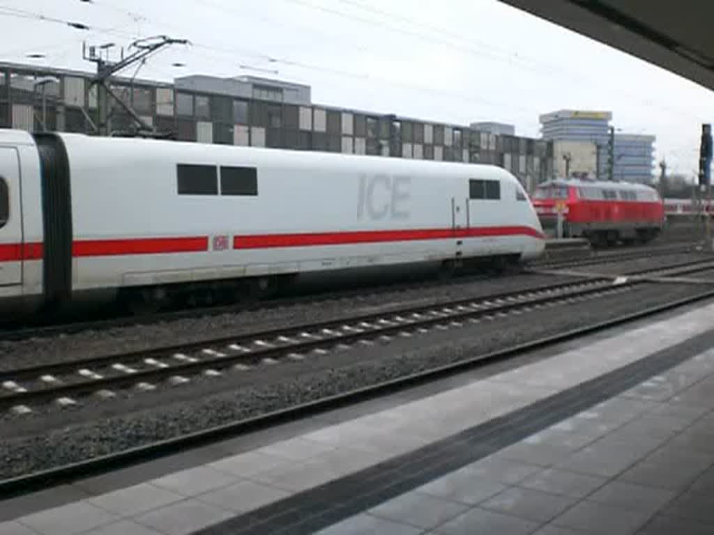 Der allererste ICE-Triebkopf (401-001) fhrt mitsamt seine Wagen und dem 2. Tk. nach Mnchen ber Gttingen - Kassel-Wilh.- Fulda aus. 24.12.2008