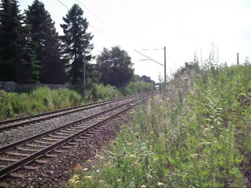 Der am 13.7.10 doppelte ICE 1608 nach Berlin Gesundbrunnen, hier am Bahnbergang in Leipzig-Miltitz.