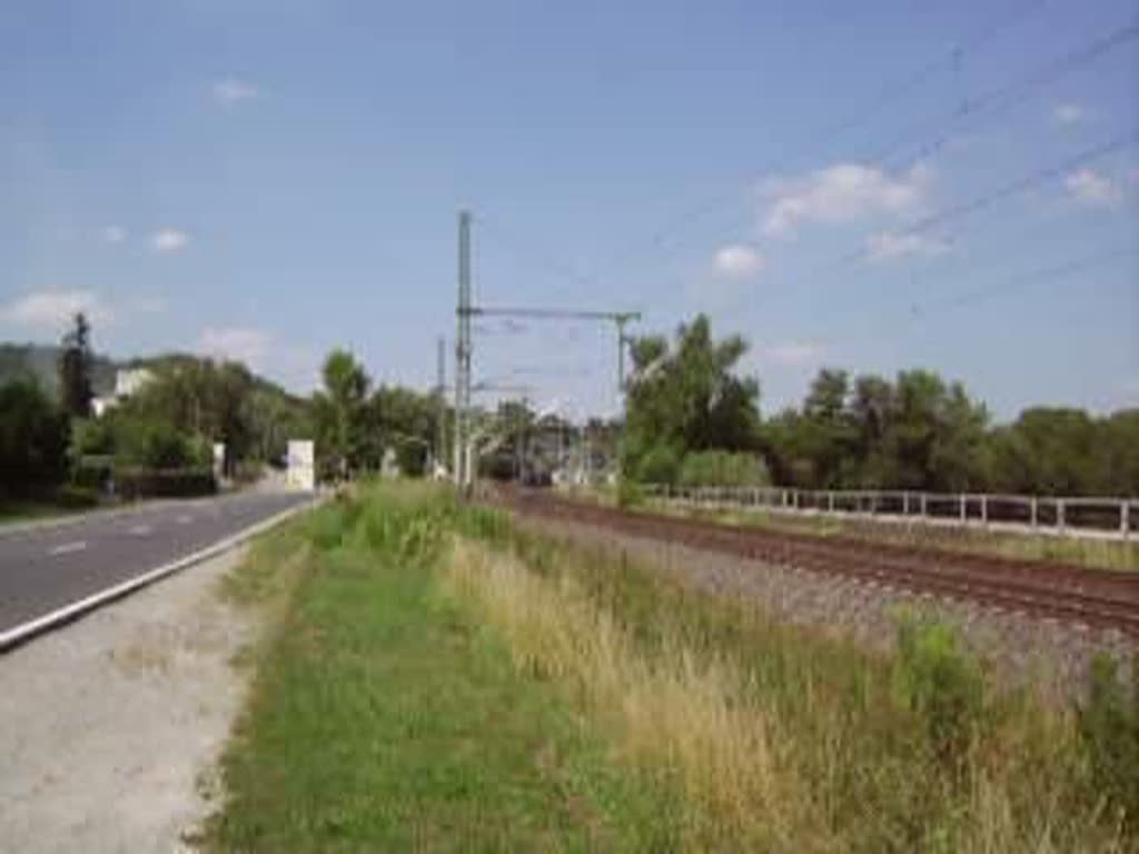 Der Bahnschranke ging nach unten und hab schnell am Straenrand angehalten und hab die Kamera gezckt.Da kam der ICE  Andernach  bei der Durchfahrt in Bad Ksen (Saale) er kam aus Berlin Gesundbrunnen und fhrt weiter nach Nrnberg Hbf. Gefilmt am 16.07.2010