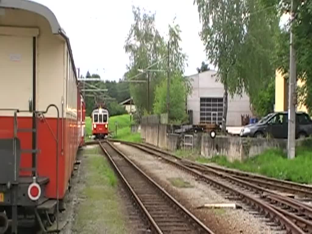 Der BD 4 ET 26 110 der Attergaubahn erreicht am 03/08/10 den Bahnhof Attersee.