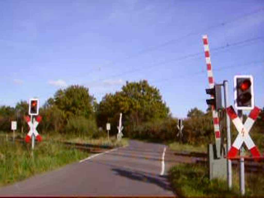 Der B Grenzweg bei Elmshorn an der KBS 131. Es kreuzt der RE nach Kiel. 