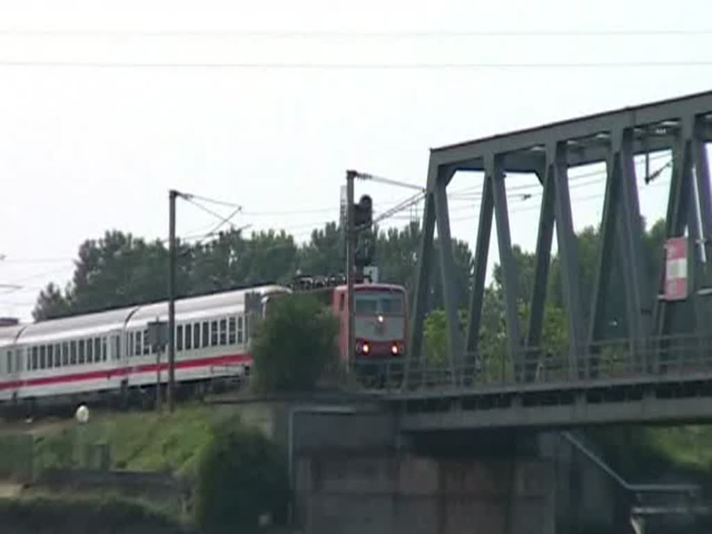 Der EC 267 passiert am 8. Juni 2007 um kurz nach 17 Uhr die Kehler Rheinbrcke und damit die Landesgrenze Frankreich/Deutschland. Der Zug fuhr von Strasbourg nach Mnchen. Zuggeschwindigkeit laut Vorschrift ca. 50 km/h. Hinter dem Gebsch ist der Kehler Bahnhof in welcher der Zug reinfhrt. Die Brcke soll bald, aufgrund des erhhten TGV-Verkehr, durch eine zweigleisige Eisenbahn-Brcke ersetzt werden. Das Bild ist horizontal leicht gestaucht, da ich die Aufnahme damals in 16:9 gemacht habe.