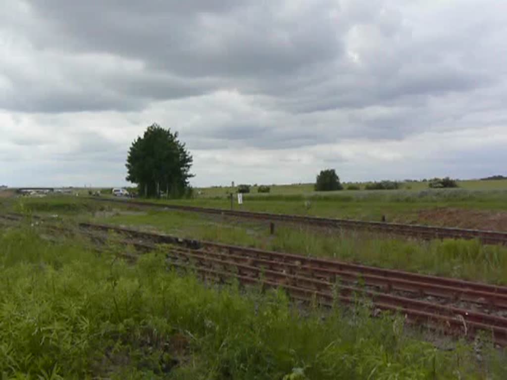 Der ER 20-007 zieht 6 Ossi-Dostos und einen Wittenberger als ILA Express aus Berlin Schnefeld nach Berlin Lichtenberg am 13.06.2010