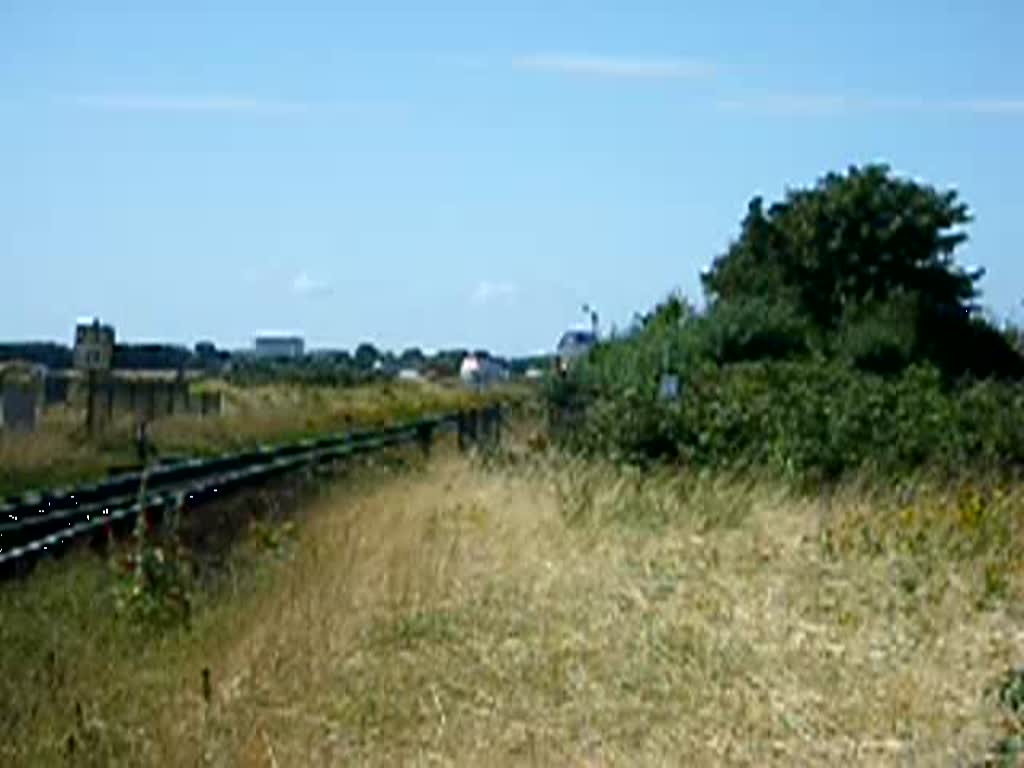 Der Gter Zug verbindet die Insel mit dem Festland um sie mit Gtern wie Heizl und Treibstoff zu versorgen.
Zwei-Vier mal tglich pendelt dieser Zug zwischen Westerland und Niebll hin und her.

Sylt Sommer 2009
