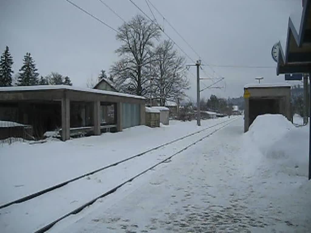 Der IC 2208 nach Berlin Gesundbrunnen durchfuhr am 19.12.10, mit 101 133 und einer weiteren 101 am Zugschluss, Stockheim(Oberfr) Richtung Saalfeld.