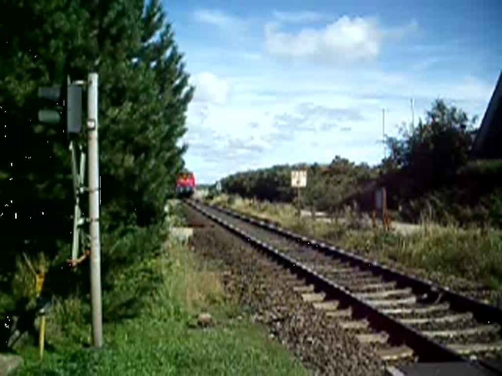 Der IC 2310 ist gerade auf der fahrt von Frankfurt(M)Hbf nach Sylt 
der Zug ist grade am Bahnbergang  Ingewai  nahe Keitum.
Der Zug hat zwei 218 vorgespannt.

Sylt Sommer 2009