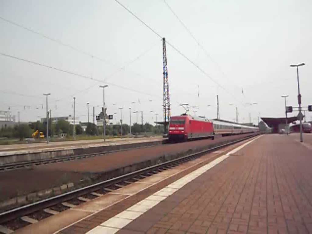 Der IC 2870 mit 101 022 als Zuglok und 101 057 als Schublok verlsst am 29.05.10 Weimar Richtung Erfurt.