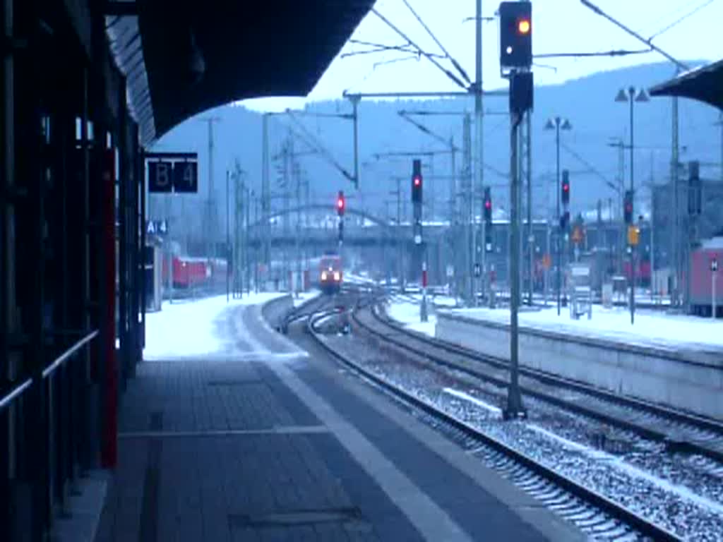 Der IC 73933 in 120-Sandwich-Traktion nach Nrnberg durchfhrt den Bahnhof Saalfeld (Saale) auf Gleis 4 am 01.02.2009. 
