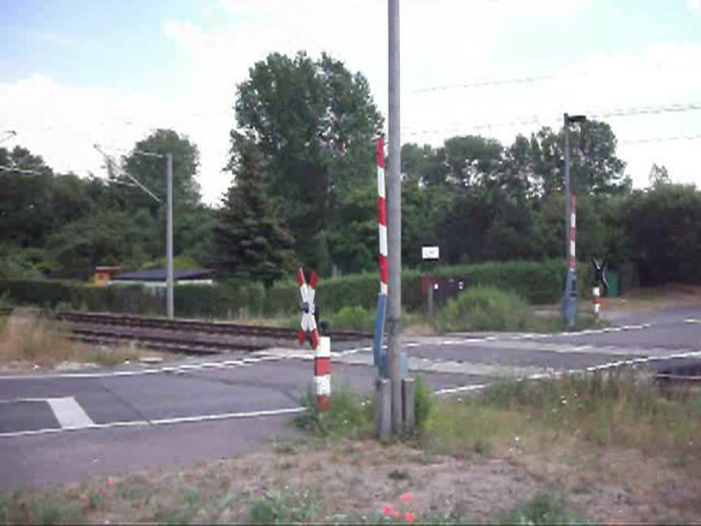 Der ICE 109 nach Innsbruck, hier am Bahnhbergang am 13.7.10 in Leipzig-Miltitz.