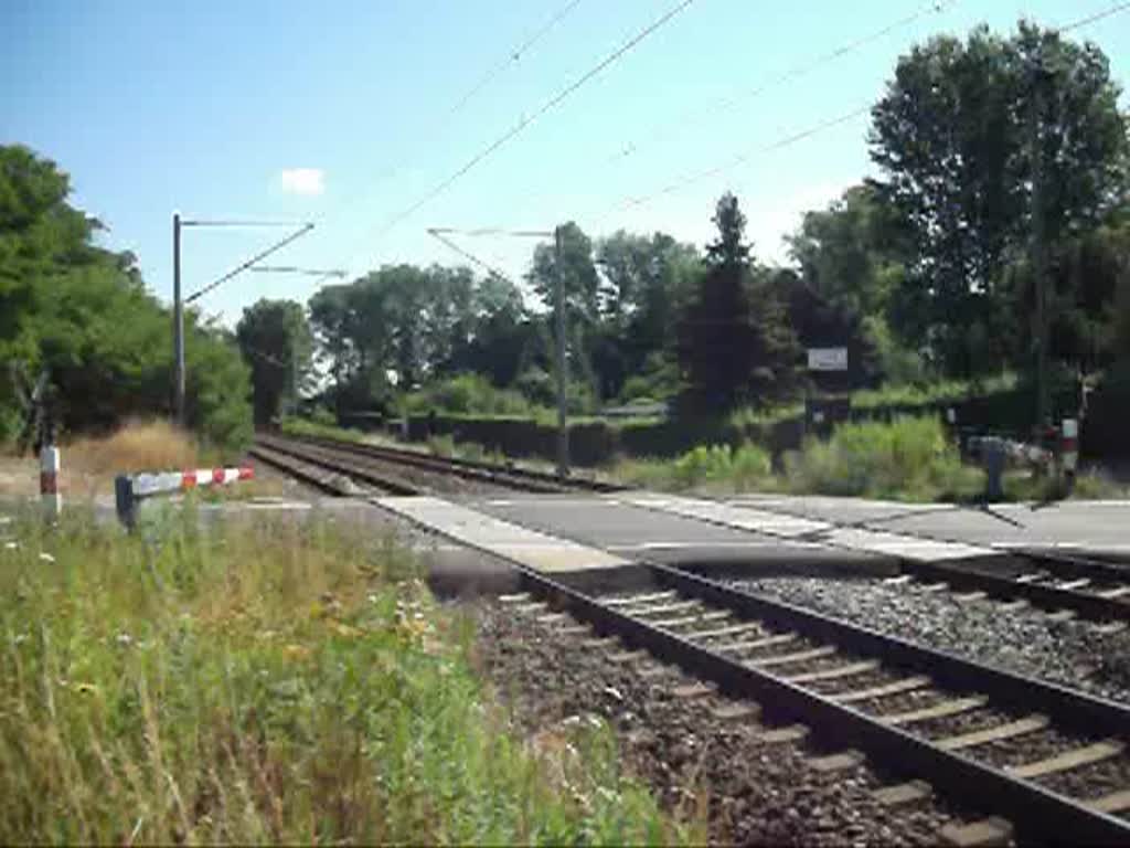 Der ICE 1507 nach Mnchen Hbf fuhr am 19.7.10 am bahnbergang Leipzig-Miltitz vorbei.