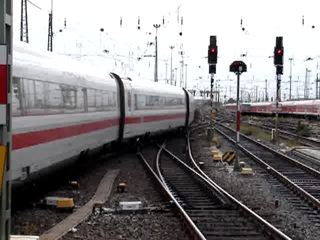 Der ICE 576 nach Hamburg Altona bei der Ausfahrt Frankfurt am Main. Der nchste halt Kassel-Wilhelmshhe. Aufgenommen am 25.09.07