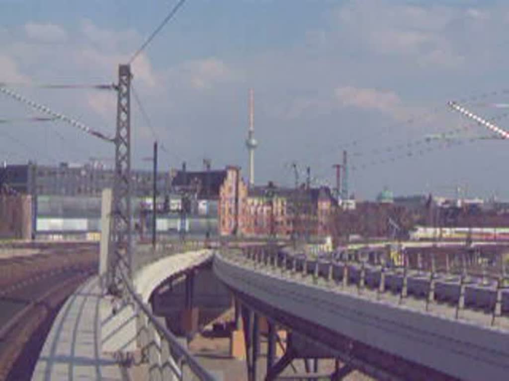 Der ICE1 401 060  Mhlheim an der Ruhr  fhrt als ICE Berlin-Ostbahnhof - Stuttgart Hbf in Berlin Hbf ein.