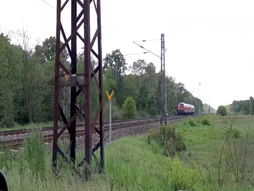 Der Lokzug passierte den Bahnübergang in Beutersitz/Bahnhof die B101 aus Falkenberg kommend in Richtung Cottbus am 15.Mai 2020.
Gezogen wurde die Fuhre von 218 812. In der Mitte in  Latzlackierung  218 402 der RP und mit vorschriftlicher Schlussbeleuchtung dann 218 315. Es ging also Richtung Osteuropa? 
