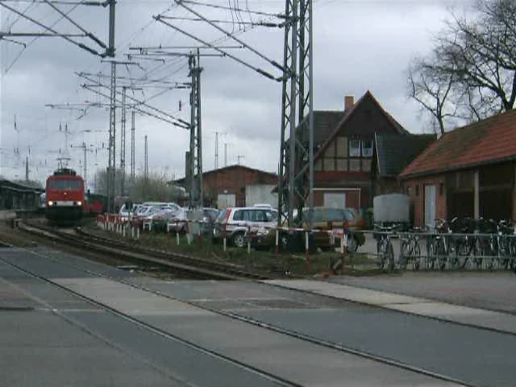 Der Lumpensammler von Mukran nach Rostock Seehafen mit 155 019-3 bei der Ausfahrt im Bahnhof Stralsund.(09.04.10) 