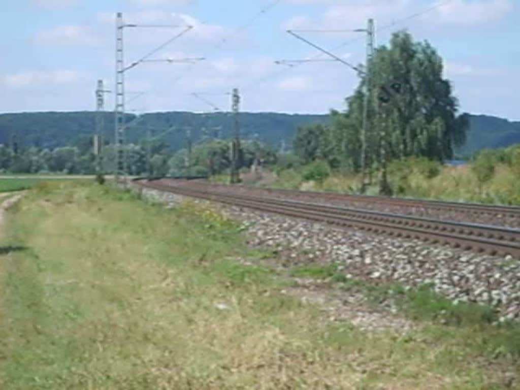 Der ME 80851 fhrt am 12.8.07 durch Burgstemmen. Leider stren die Gerusche des Autos etwas, welches an uns vorbei fuhr