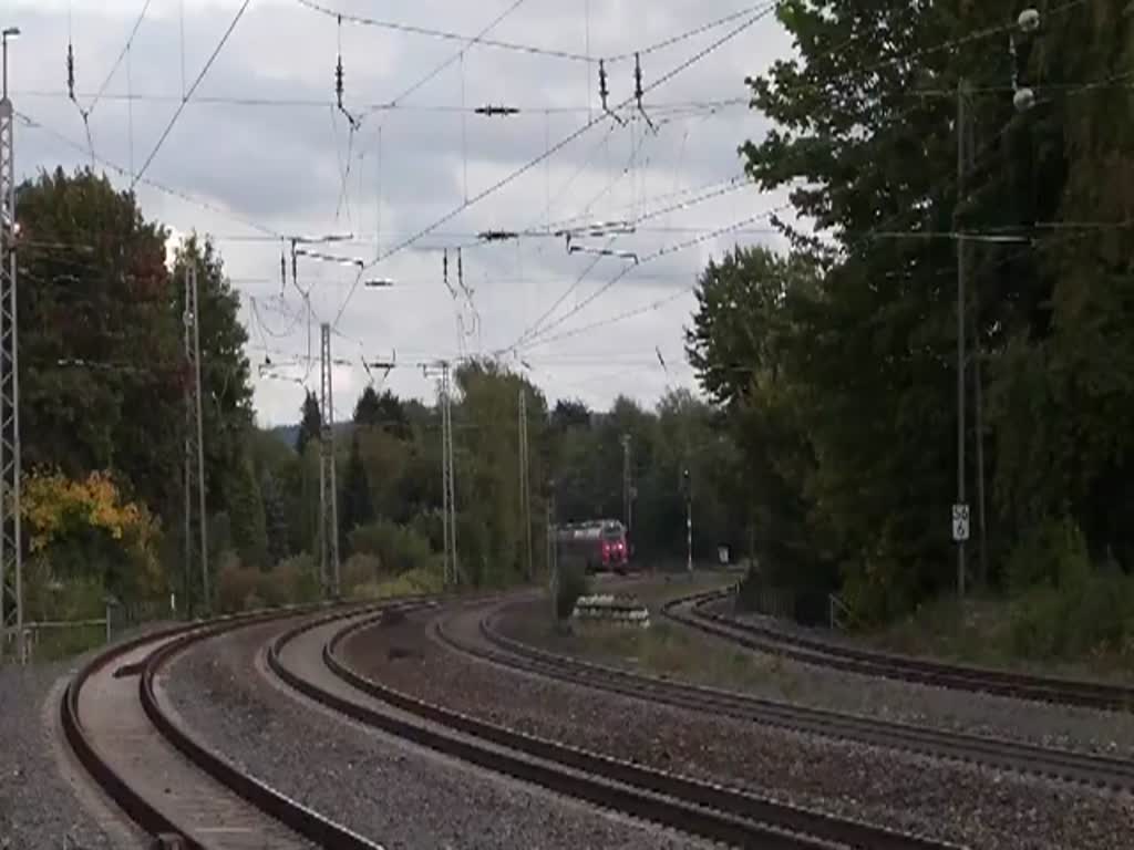 Der neue Talent 2 (442) ,auch Hamsterbacke genannt, durchfhrt zgig den Bahnhof
in Eschweiler. Gleichzeitig macht sich eine Ganitur auf in Fahrtrichtung Kln.
Auf der KBS 480 im Oktober 2012.
